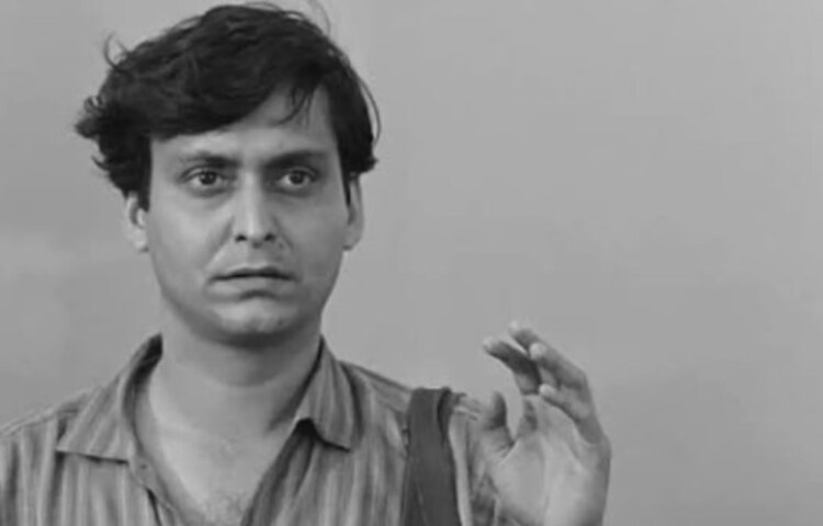 জলসাঘর ছবির লোকেশানে এসে সত্যজিত রায়ের কাছাকাছি আসেন সৌমিত্র। সোনা চিনতে দেরি করেননি সত্যজিত। অপুর সংসরা ছবি দিয়েই শুরু হয় সিনেমার মহাযাত্রা। শুধু সত্যজিৎ রায়ের সঙ্গেই চোদ্দটি ছবিতে অভিনয় করেছেন তিনি। ততদিনে অবশ্য নীলাচলে মহাপ্রভুর মতো উল্লেখযোগ্য ছবির স্ক্রিনটেস্ট থেকে বাদ পড়েছেন।