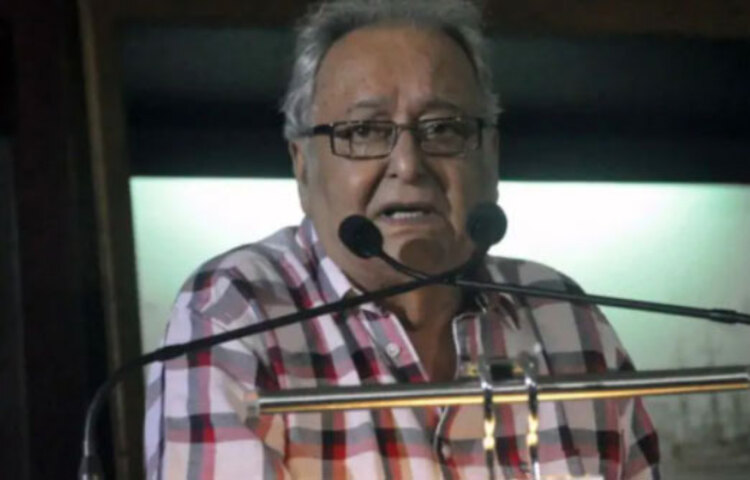 নাটকেও তার সাফল্য ছিল আকাশছোঁয়া। হোমাপাখির মতো মঞ্চসফল নাটক বাঙালি কখনও ভুলবে না। তার সাহিত্যপ্রীতির কথা সুবিদিত।এক্ষণ পত্রিকা সম্পাদনা করেছেন দীর্ঘদিন। আজীবন বামপন্থায় আস্থা রেখেছিলেন সৌমিত্র। নাটক-সেলুলয়েড-সাহিত্য সব মিলিয়ে এক বর্ণময় জীবনের সমাপ্তি ঘটল আজ।