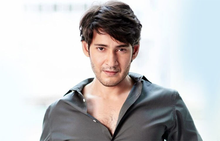 দক্ষিণী ছবির অভিনেতা ও প্রযোজক মহেশ বাবু জনপ্রিয়তা পেয়েছেন শুধু তেলুগু সিনেমা করেই। তার আসল নাম মহেশ ঘাট্টামানেনি। অসংখ্য ভক্তের সংখ্যা এবং হাতে কী কী কাজ রয়েছে, তা একবার দেখলে বোঝা যাবে দক্ষিণে এই মুহূর্তে ঠিক কতটা জনপ্রিয় তিনি। ছবি: সংগৃহীত