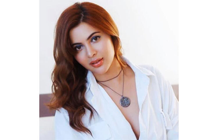 এ দেশের জাইরা বা অফশার মতো অভিনেত্রীরাই শুধু নন, পাকিস্তানেও অনেক তারকা এমন করেছেন। চলতি মাসেই পাকিস্তানের গায়ক আব্দুল্লা কুরেশিও একই সিদ্ধান্ত নিয়ে অনুরাগীদের চমকে দিয়েছিলেন। ছবি: সংগৃহীত