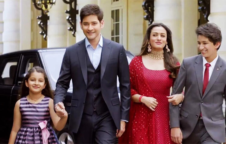 বলিউডে অভিনয় না করতে চাইলেও মহেশের জীবনের ইনিংসে বলিউডের বড় ভূমিকা রয়েছে। বলিউডেরই অভিনেত্রী এবং মডেল নম্রতা শিরোদকরকে বিয়ে করেছেন মহেশ। তাদের দুই সন্তান-এক পুত্র এবং এক কন্যা। ছবি: সংগৃহীত