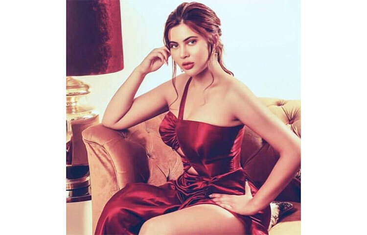 অফশাই অবশ্য প্রথম অভিনেত্রী নন যিনি ‘ধর্মীয় কারণে’ গ্ল্যামার-দুনিয়া থেকে সরে গিয়েছেন। এর আগে ‘দঙ্গল’-কন্যা জাইরা ওয়াসিম অথবা ‘জয় হো’-র অভিনেত্রী সানা খানও একই পথে হেঁটেছেন। ছবি: সংগৃহীত