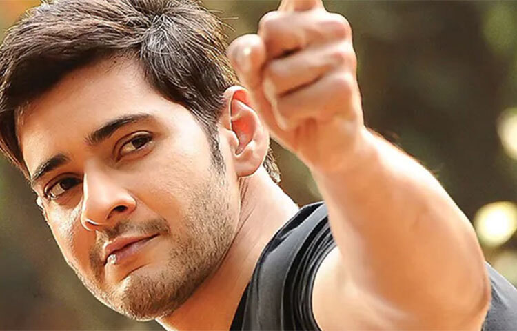 এমন এক সুপারস্টারের হাতে যে বলিউডের একাধিক ছবিতে কাজ করার সুযোগ আসবে, তা বলার অপেক্ষা রাখে না। কিন্তু সেই প্রস্তাব থাকলেও মহেশবাবু তাতে সাড়া দেননি। আপাতত তার ভাবগতিক দেখে মনে হচ্ছে সহজে সাড়া দেবেনও না তিনি। ছবি: সংগৃহীত