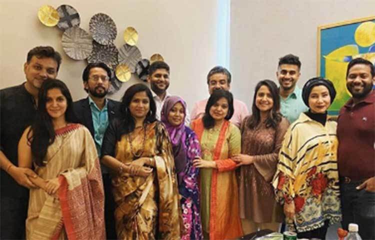 এদিন মিথিলা একদম নতুন কনের মতোই লাল রঙের শাড়ি পরেছিলেন আটপৌড়ে কায়দায়।