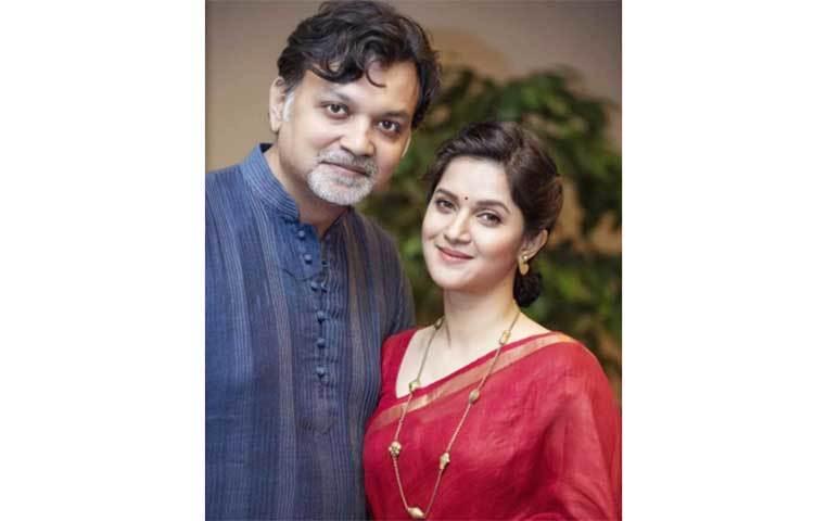 বিবাহোত্তর সংবর্ধনা উপলক্ষে মিথিলা-সৃজিত ভক্তদের শুভেচ্ছা জানিয়েছে।