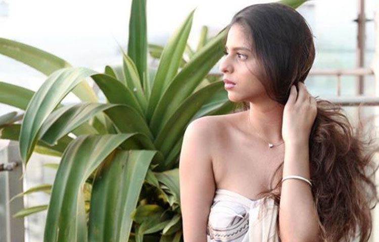 কিন্তু লকডাউনের কারণে আপাপত মুম্বাইয়ে নিজেদের বাড়িতে রয়েছেন সুহানা।