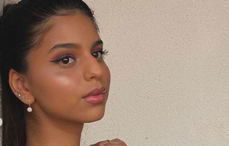 এর আগেও সোশ্যাল মিডিয়ায় সুহানার গ্লামারাস ছবি সামনে এসেছে। আর তা দেখে সুহানার বলিউডে অভিষেক ঘিরেও জল্পনা ছড়িয়েছিল।