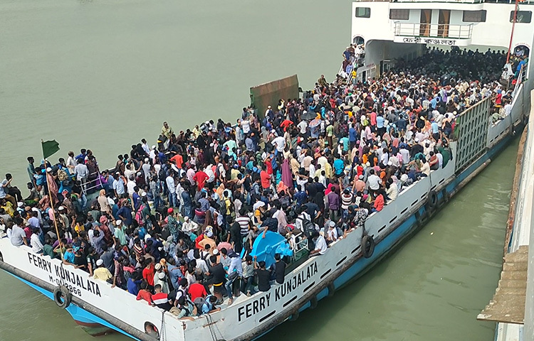 আজ সকাল থেকে বিভিন্ন যানবাহনে করে ঘাট এলাকায় জড়ো হতে থাকেন হাজার হাজার মানুষ। যাত্রীর চাপে হিমশিম খেতে হচ্ছে ঘাট কর্তৃপক্ষকে। এ অবস্থায় শিমুলিয়া ঘাট থেকে একটি ফেরি মাদারীপুরের শিবচর অভিমুখে ছাড়তে দেখা গেছে। ছবি: আরাফাত রায়হান সাকিব