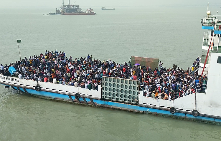 এরই মধ্যে সকাল ৯টার দিকে কয়েক হাজার যাত্রী নিয়ে শিমুলিয়া ঘাট থেকে ‘কুঞ্জলতা’ নামে একট ফেরি বাংলাবাজার ঘাটে যেতে দেখা গেছে। ফেরিটিতে যাত্রী ছিলো চোখে পড়ার মতো। যথারীতি সেখানে উপেক্ষিত হয়েছে স্বাস্থ্যবিধি। ছবি: আরাফাত রায়হান সাকিব