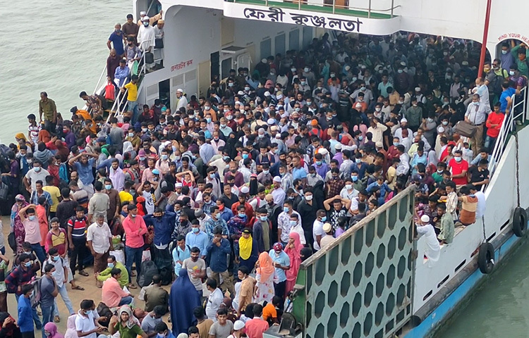 এ বিষয়ে শিমুলিয়া ঘাটের ব্যবস্থাপক (বাণিজ্য) সাফায়েত আহমেদের সাথে যোগাযোগ করা হলে বিষয়টি সম্পর্কে তিনি জানেন বলে জানান। ছবি: আরাফাত রায়হান সাকিব