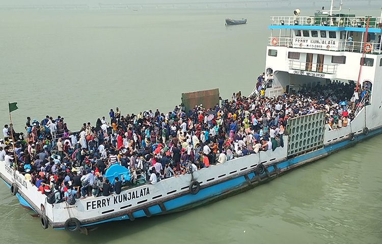বিআইডব্লিউটিসির জনসংযোগ কর্মকর্তা মোহাম্মদ নজরুল ইসলাম মিশা জাগো নিউজকে বলেন, আমরা ইতোমধ্যে সিদ্ধান্ত নিয়েছি, দিনের বেলায় ফেরি চলাচল বন্ধ থাকবে, রাতে পণ্যবাহী যান পারাপারের জন্য ফেরি চলবে। কিন্তু আজ সকালে শিমুলিয়ায় এত মানুষ ভিড় করেছে যে, বাধ্য হয়ে একটি ফেরি ছাড়তে হয়েছে। ছবি: আরাফাত রায়হান সাকিব