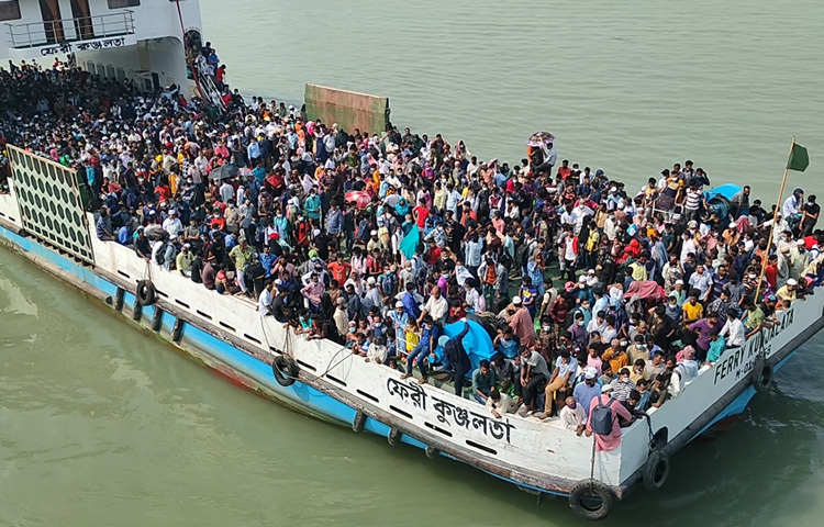 ফেরিতে যেন তিল ধারণের ঠাঁই নেই। ছবি: আরাফাত রায়হান সাকিব