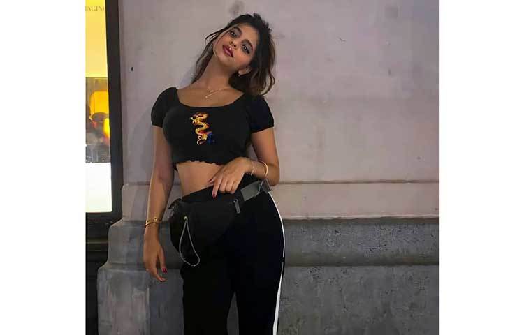 তবে এই প্রথম নয়, সোশ্যাল মিডিয়ায় মাঝে মধ্যেই উঠে আসে শাহরুখ কন্যার সেলফি কিংবা ভিডিও।