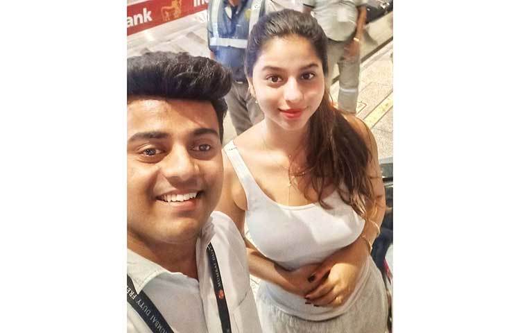 সোশ্যাল মিডিয়ায় শাহরুখ কন্যা সুহানার জনপ্রিয়তাও কিছু কম নয়।