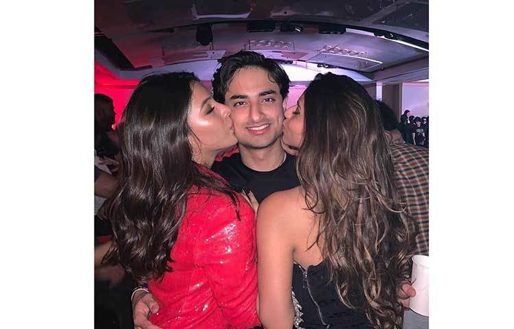 আমেরিকান বন্ধুদের সঙ্গেও সুহানার এমন ছবি মাঝে মধ্যেই সোশ্যাল মিডিয়ায় উঠে আসে।