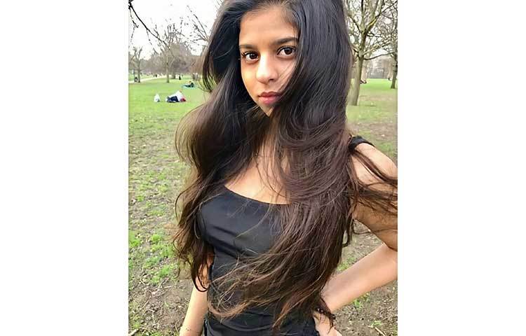 কালো পোশাকে খোলাচুলে সুহানা।