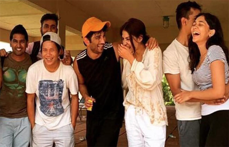 ভিভিড্রেজ রিয়ালিটিক্স-এর পার্টনার হিসাবে ভাই সৌমিককে নেওয়ার জন্য সুশান্তকে অনুরোধ করেছিলেন রিয়া চক্রবর্তী নিজেই। তার কথাতেই সৌমিককে নিয়েছিলেন সুশান্ত।