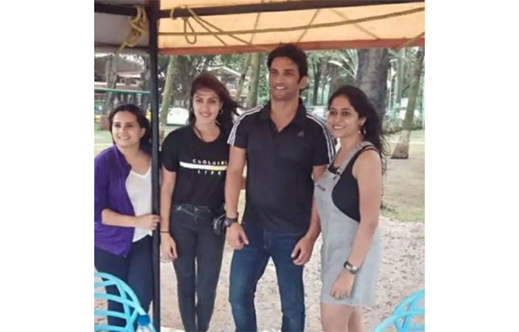 বেশকিছুদিন আগেই জানা গিয়েছিল, সুশান্তের একটি কোম্পানি ভিভিড্রেজ রিয়ালিটিক্স-এর বোর্ড অব ডিরেক্টরসে রিয়ার ভাই সৌমিক চক্রবর্তীর নামও রেজিস্ট্রেশন করা হয়েছিল।