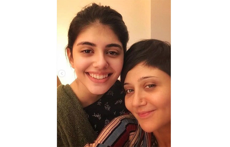 দিল বেচারা ছবির শুটিংয়ের সময়সহ অভিনেত্রীদের সঙ্গে আপত্তিকর ব্যবহার করতেন সুশান্ত, এমন আলোচনায় সরগরম হয়েছিল বলিউড। সালটা ২০১৮। তবে এই খবর প্রকাশ্যে আসার পর সুশান্ত সঞ্জনার সঙ্গে তার কথোপকথনের স্ক্রিনশট প্রকাশ করে এই অভিযোগ নস্যাৎ করেন। সুশান্তের পাশে দাড়ান সঞ্জনাও। এবার ছবি মুক্তির পর এই ধরনের খবর সম্পূর্ণ ভিত্তিহীন বলে জানালেন স্বস্তিকা মুখার্জী। এক সাক্ষাৎকারে তিনি জানান, এমনটা কখনই তার মনে হয়নি।