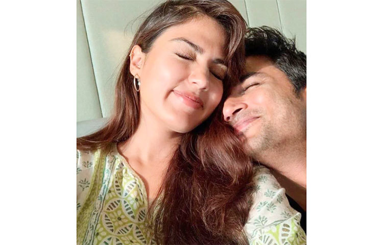 সুশান্তের মৃত্যুর কয়েকদিন আগে তার ফ্লাট ছেড়ে রিয়া চলে যান বলে খবর।