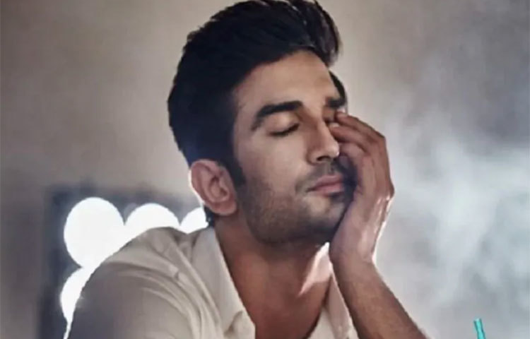 ব্রেকিং বুম-এর খবর অনুযায়ী, আত্মহত্যার আগের রাতে সুশান্তের মোবাইলে একটি ফোন আসার পরই চিন্তিত হয়ে পড়েন সুশান্ত। এর কিছুক্ষণ পর থেকেই নিজের প্রিয় বন্ধু মহেশ শেঠি ও বান্ধবী রিয়া চক্রবর্তীকে একের পর এক ফোন করতে থাকেন সুশান্ত।