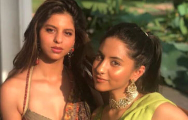 বন্ধুদের সঙ্গে সোশ্যাল মিডিয়ায় প্রচুর ছবি শেয়ার করেন সুহানা। ইতিমধ্যেই ইনস্টাগ্রামে তার ফলোয়ারের সংখ্যা ১১ লাখ।