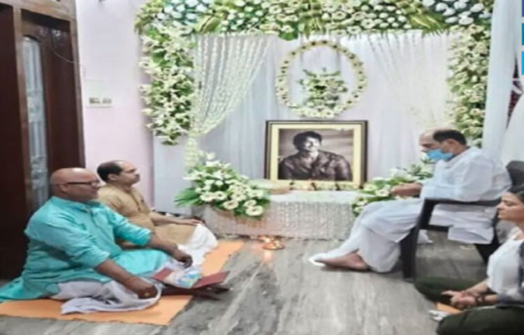 সুশান্তের পরিবার ও অনুরাগীরা সন্দেহ প্রকাশ করেছিলেন, বিষপ্রয়োগ করে খুন করা হয়েছে অভিনেতাকে। সত্যিই কি তাই ? সুপ্রিম কোর্টের নির্দেশে সিবিআই তদন্তভার নেওয়ার পর সুশান্তের ভিসেরা রিপোর্ট পরীক্ষা করে মৃত্যুর কারণ নির্ধারণের দায়িত্ব দেয়া হয় দিল্লির অল ইন্ডিয়া ইনস্টিটিউট অব মেডিক্যাল সায়েন্সেস AIIMS-এর বিশেষজ্ঞ দলকে।