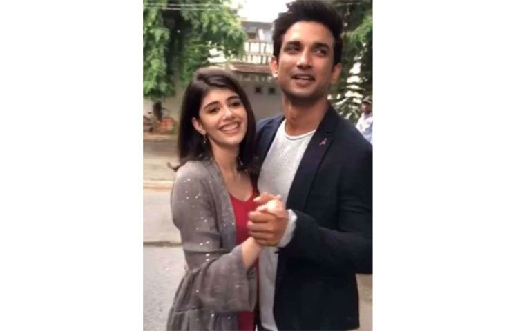 সুশান্ত সিংহ রাজপুতের ছবি দেখে কার্যত আপ্লুত নেট দুনিয়া। ফিল্ম ইন্ডাস্ট্রির অনেকেই সোশ্যাল মিডিয়ায় আবেগ ধরে রাখতে পারেনি।