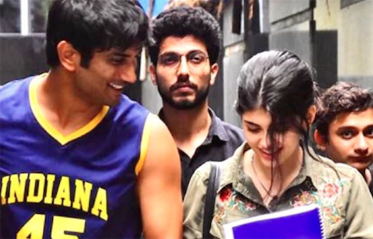 সাড়ে সাতটা বাজতেই ঝড়ের গতিতে দর্শক সংখ্যা বেড়ে যায় হটস্টারে। সেই জন্য ২ ঘণ্টা পরেই ক্রাশ করে যায় হটস্টার। ট্যুইট করে জানান ফিল্ম ডিরেক্টর হনশল মেহতা।