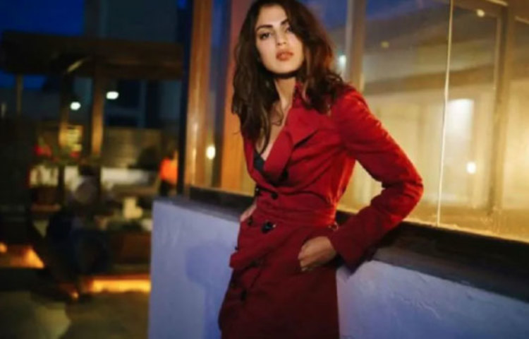 রিয়া চক্রবর্তীর কললিস্ট নিয়ে তৈরি হয়েছে জল্পনা। সুশান্তের উপস্থিতি ও অনুপস্থিতিতে কাদের সঙ্গে ফোনে কথা বলতেন তিনি। বেশ কিছু প্রভাবশালীদের নাম উঠে আসছে সেই তালিকায়।