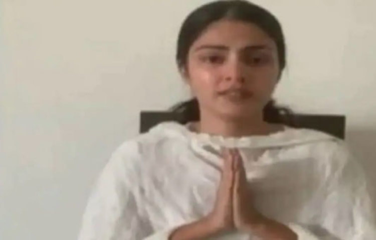 সুশান্তের মৃত্যুর খবর সামনে আসে দুপুর নাগাদ। আর রিয়ার এই ফোন কলগুলো ছিল সকালের দিকে। প্রথমবার সকাল ৭.৩৮মিনিটে ওই মহিলা প্রথমে রিয়াকে ফোন করেন। ৩০ মিনিট ৫৫ সেকেন্ড কথা হয় তাদের। এরপর রিয়া তাকে পাল্টা ফোন করেন ৮.০৮ মিনিটে। এবারও ৩০ মিনিট কথা হয় দু’জনের। পরবর্তীতে আবার রিয়া ফোন করেন একই নম্বরে এবং ৫ মিনিট ৪১ সেকেন্ড কথা হয় তাদের।