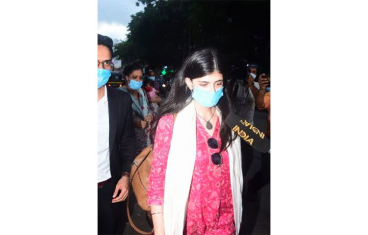 সুশান্ত সিং রাজপুতের আত্মহত্যার তদন্তে অভিনেত্রী সঞ্জনা সাংঘিকে সাত ঘণ্ট ধরে জেরা করল মুম্বাই পুলিশ। সুশান্তের শেষ অভিনীত ছবি ‘দিল বেচারা’য় কাজ করেছেন সঞ্জনা। পাশাপাশি, চিত্রপরিচালক শেখর কাপুরের সঙ্গে বিশদে কথা বলবে পুলিশ। এই পরিচালকের সঙ্গে ‘পানি’ ছবিতে কাজ করার কথা হয়েছিল সুশান্তর, যদিও শেষপর্যন্ত ছবিটি হয়নি। আবার, সুশান্তের ভিসেরা রিপোর্ট প্রকাশিত হয়েছে। তার শরীরে সন্দেহজনক কোনো তরল বা জলীয় পদার্থের সন্ধান মেলেনি।