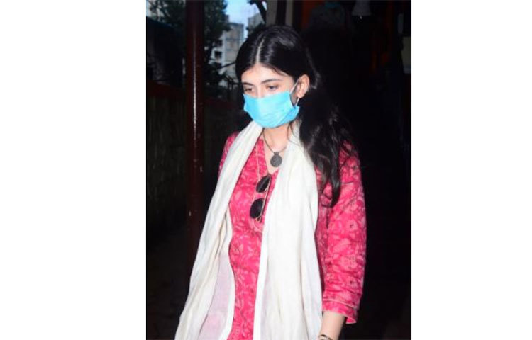 সঞ্জনার সঙ্গে সুশান্তের অভিনীত ছবিটি চলতি মাসের ২৪ তারিখে একটি ডিজিটাল প্লাটফর্মে মুক্তি পাবে। ছবিটি ঘিরে মানুষের যেমন উৎসাহ রয়েছে, তেমনই সুশান্তের শেষ কো-স্টারের সঙ্গে বান্দ্রা থানার পুলিশ সাত ঘণ্টা ধরে কি কি বিষয় নিয়ে আলোচনা করল তা নিয়েও নানা জল্পনা শুরু হয়েছে।