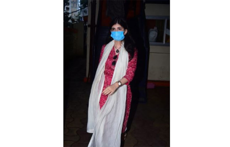 পুলিশ সঞ্জনাকে নয় ঘণ্টন্টা জিজ্ঞাসাবাদ করেছে। মঙ্গলবার সকাল ১১ টা নাগাদ থানায় আসেন তিনি। বেরোন রাত ৮ টা নাগাদ।