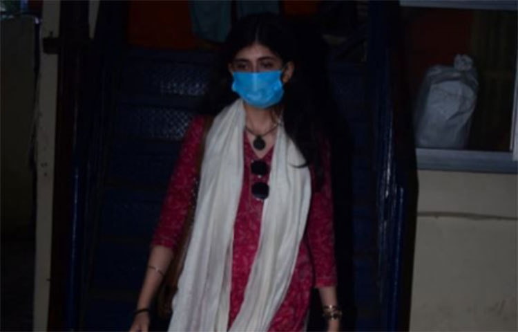 শেখর ট্যুইট করেন, ‘আমি জানি কারা তোমায় কষ্ট দিয়েছিল। আমি জানি কারা তোমায় অবসাদের এনে ফেলেছিল। মনে হচ্ছে শেষ ছটা মাস যদি তোমার কাছে থাকতে পারতাম, তাহলে অন্তত আমার সঙ্গে কথা বলে তুমি হাল্কা হতে পারতে। তোমার সঙ্গে যা ঘটেছে তা ওদের কারণেই ঘটেছে, তোমার জন্য নয়।’ শেখর কাদের প্রতি দোষারোপ করতে চেয়েছেন, তার কাছে সুশান্ত কাদের দিকে আঙুল তুলেছিল, সে সম্পর্কে একটা ধারণা পেতে চাইছে পুলিশ, যা আগামী তদন্তে সহায়ক হতে পারে।