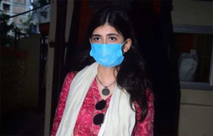 যশরাজ ফিল্মসের সঙ্গে তিনটি ছবি নিয়ে চুক্তি হয়েছিল সুশান্তর। সেই সংক্রান্ত কাগজ-পত্র পুলিশের হাতে এসেছে। দেখা গিয়েছে যে চুক্তি অনুযায়ী প্রথম ছবির জন্য ৩০ লাখ, দ্বিতীয় ছবির জন্য ৬০ লাখ এবং তৃতীয় ছবির ১ কোটি টাকা পাবেন অভিনেতা। ২০১৩ সালে প্রথম ছবি ‘ছিল শুদ্ধ দেশি রোম্যান্স’। ২০১৫ সালে করেন ‘ব্যোমকেশ বক্সি’। তৃতীয় ছবিটি করার কথা ছিল শেখর কাপুরের সঙ্গে। সেই ছবিটিই ‘পানি’। কিন্তু প্রযোজনা সংস্থার সঙ্গে শেখরের বনিবনা না হওয়ার ছবিটি আর হতে পারেনি।