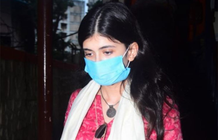 আন্তর্জাতিক খ্যাতিসম্পন্ন পরিচালকের সঙ্গে কাজের স্বপ্ন অধরাই থেকে যায় সুশান্তর। কিন্তু শেখরের সঙ্গে তার ঘনিষ্ঠ যোগাযোগ ছিল। আর সে জন্যই কিছু নতুন তথ্য পাওয়ার আশায় আছে পুলিশ।