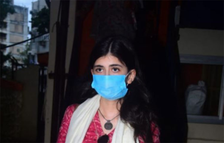 সুশান্তকে বিষ খাইয়ে হত্যা করা হয়নি তো, এমন প্রশ্নটা যাঁদের মনে ঘুরপাক খাচ্ছিল তাঁরা অপেক্ষা করে ছিলেন ভিসেরা রিপোর্টের জন্য। সেই রিপোর্ট অবশ্য নেগেটিভ বেরিয়েছে। শরীরে বিষ বা ক্ষতিকারক কোনো তরল পদার্থের সন্ধান মেলেনি। জেজে হাসপাতালে পাঁচ জন চিকিৎসক পরীক্ষা করেছেন রিপোর্ট। প্রসঙ্গত, গত সপ্তাহেই ময়না তদন্তের রিপোর্টে পাওয়া গিয়েছিল যে গলায় দড়ির ফাঁসে দম বন্ধ হয়ে মৃত্যু ঘটেছে অভিনেতার।