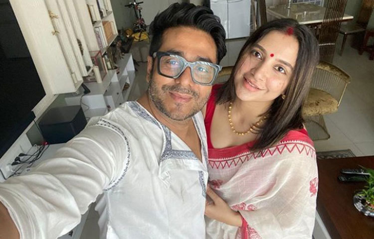 যেখানে রাজের গলা জড়িয়ে পোজ দিতে দেখা যায় তাকে।