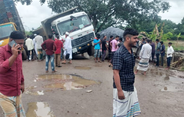 বন্দরের আমদানি-রপ্তানিকারকরা বলছেন, এ বন্দরে দিয়ে দিনের পর দিন আমদানি-রপ্তানি কমছে। সড়ক ও জনপথ বিভাগের (সওজ) উদাসীনতায় সরকার কোটি কোটি টাকা রাজস্ব হারাচ্ছেন। ব্যবসায়ীরাও পড়ছেন চরম বিপাকে। ছবি: ছামির মাহমুদ