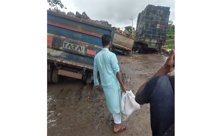 সিলেট চেম্বার অব কমার্স অ্যান্ড ইন্ডাস্ট্রিজের সাবেক সিনিয়র সহ-সভাপতি ও সিলেট কয়লা আমদানিকারক গ্রুপের সভাপতি চন্দন সাহা জাগো নিউজকে বলেন, এ সড়ক নিয়ে বলার কিছু নেই। সওজকে সড়কটি সংস্কার করে যান চলাচলের উপযোগী করে দেওয়ার কথা বললে তারা তালবাহানা করেন। সড়কের বেহাল অবস্থার জন্য আমরা ব্যবসা করতে পারছি না। ছবি: ছামির মাহমুদ
