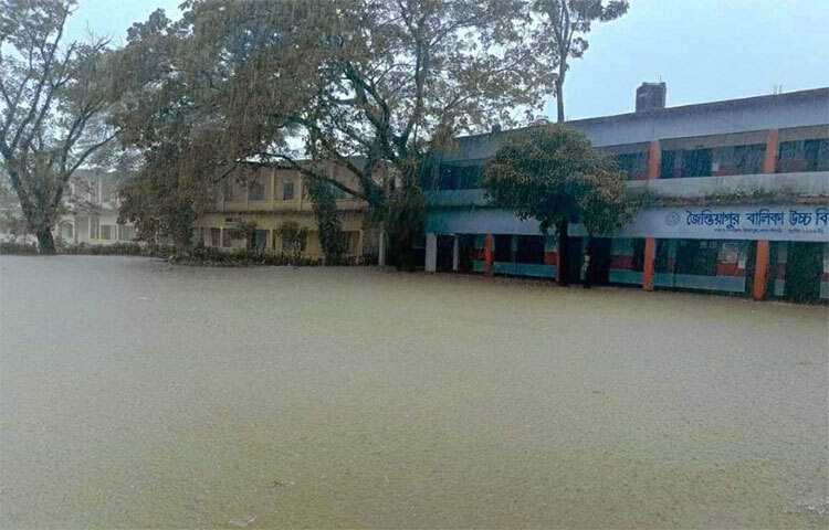 বন্যার পানির এমন আকস্মিক বৃদ্ধিতে হতবাক হয়ে পড়েন বন্যায় ক্ষতিগ্রস্ত লাখ লাখ মানুষ। বন্যার এমন আকস্মিক আগমনে সিলেট সিটি করপোরেশনসহ স্থানীয় প্রশাসনের কর্মকর্তারাও অবাক। ছবি: ছামির মাহমুদ