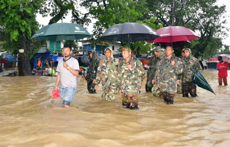 পানিতে আটকা মানুষের সাহায্যের জন্য কাজ করছেন সেনাবাহিনীর সদস্যরা। ছবি: ছামির মাহমুদ