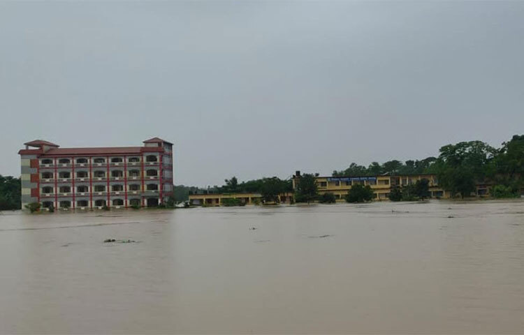 হঠাৎ করে ভয়াবহ রূপ নেওয়া বন্যার শিকার লোকজন আশ্রয়কেন্দ্রে গিয়েও জায়গা পাচ্ছেন না। শুকনো খাবার ও বিশুদ্ধ পানির সংকটে রয়েছেন সিলেটের বানভাসি মানুষজন। ছবি: ছামির মাহমুদ