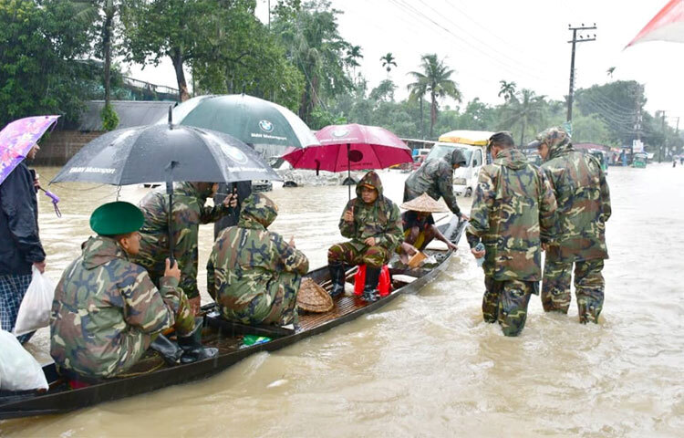 বন্যার্ত মানুষের জন্য শুকনো খাবার সরবরাহের চেষ্টা করছেন সেনা সদ্যরা।