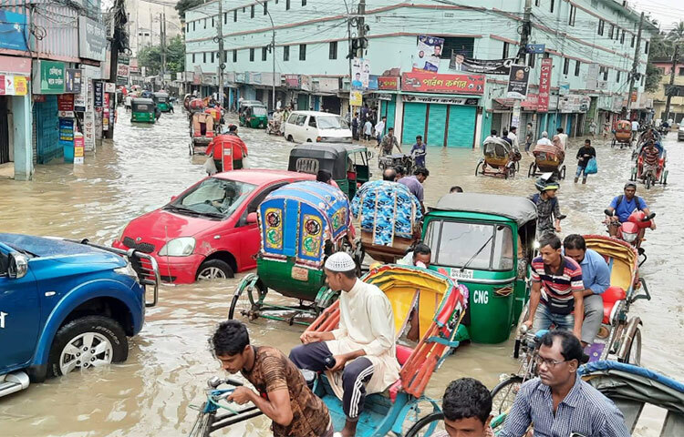 পানিতে ভাসছে সিলেট শহর। ছবি: ছামির মাহমুদ
