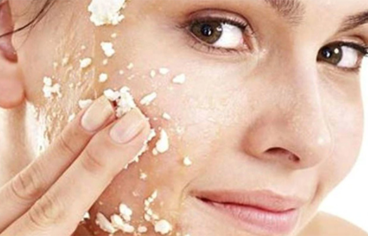 গ্লোইং: স্কিন সব ধরনের ত্বকেই দারুণ স্ক্রাব হিসেবে কাজ করে চিনি। অলিভ অয়েলের সঙ্গে কয়েক টামচ চিনি ও কয়েক ফোঁটা লেবুর রস মিশিয়ে নিন। এই মিশ্রণ মুখে লাগিয়ে রাখুন ১৫ মিনিট। হালকা গরম পানিতে আলতো করে স্ক্রাব করে তুলে ফেলুন। ছবি: সংগৃহীত