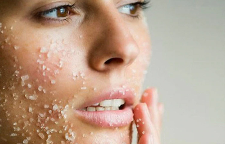 এক্সফোলিয়েশন: মরা চামড়া চেহারার জেল্লা কমিয়ে দিয়ে রুক্ষ ভাব আনে। এই মরা চামড়া তুলতে ভালো কাজ করে চিনি। এক চা চামচ গরম নারকেল তেলের সঙ্গে দু’চা চামচ চিনি মিশিয়ে মুখে স্ক্রাব করুন। হালকা গরম পানিতে মুখ ধুয়ে ফেলুন। মরা চামড়া উঠে গিয়ে ত্বক উজ্জ্বল হবে। ছবি: সংগৃহীত