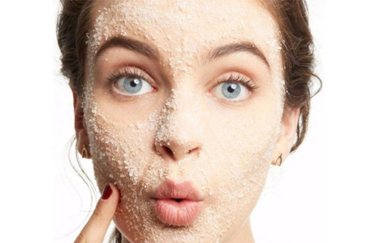 স্ট্রেচ মার্ক: প্রেগন্যান্সির পর বা হঠাৎ করে ওজন কমে গেল ত্বকে স্ট্রেচ মার্ক দেখা দেয়। চামড়ার ওপর ফাটা ফাটা দাগ দেখতে বিশ্রি লাগে। এই স্ট্রেচ মার্ক তুলতে পারে চিনি। কফি, চিনি, আমন্ড তেল ও মধু মিশিয়ে রোজ মালিশ করুন। নিয়মিত করলে ধীরে ধীরে হালকা হয়ে যাবে স্ট্রেচ মার্ক। ছবি: সংগৃহীত