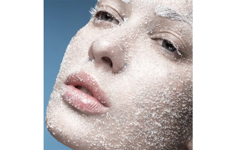 স্কিন হাইড্রেশন: শীতে ত্বক শুকিয়ে যায়। ত্বক পানি টানতে থাকে। তাই এই সময় চেহারার ঔজ্জ্বল্য ধরে রাখতে ত্বকের হাইড্রেশন করা প্রয়োজন। তিলের তেল, চিনি ও কয়েক ফোঁটা ইউক্যালিপটাস অয়েল মিশিয়ে নিন। এই প্যাক মুখে লাগিয়ে রাখুন ১০ থেকে ১৫ মিনিট। হালকা গরম পানিতে মুখ ধুয়ে ময়েশ্চারাইজার, ক্রিম বা লোশন লাগিয়ে নিন। ছবি: সংগৃহীত